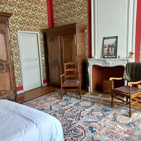 Au Pied De La Cathedrale *