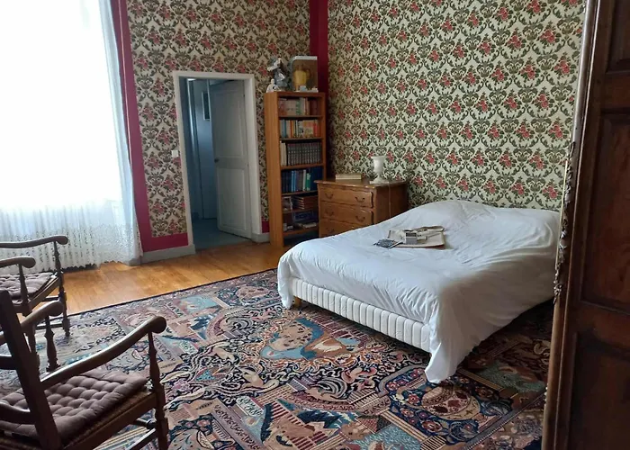 Au Pied De La Cathedrale *