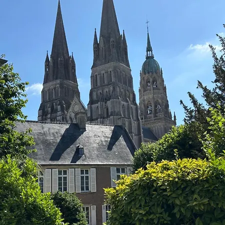 Au Pied De La Cathedrale Bayeux