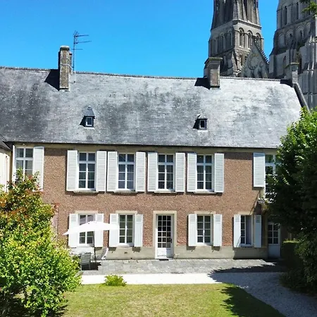Au Pied De La Cathedrale