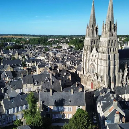 Au Pied De La Cathedrale לינה וארוחת בוקר באיו