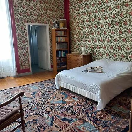 Au Pied De La Cathedrale *