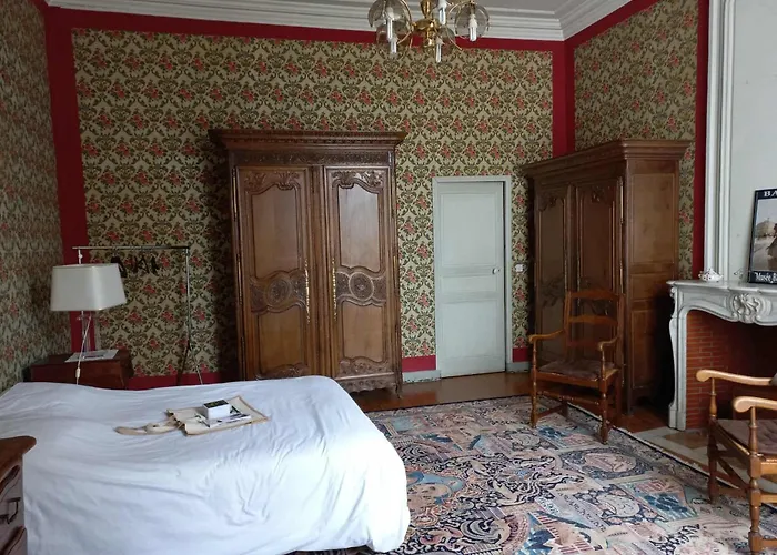 Au Pied De La Cathedrale *