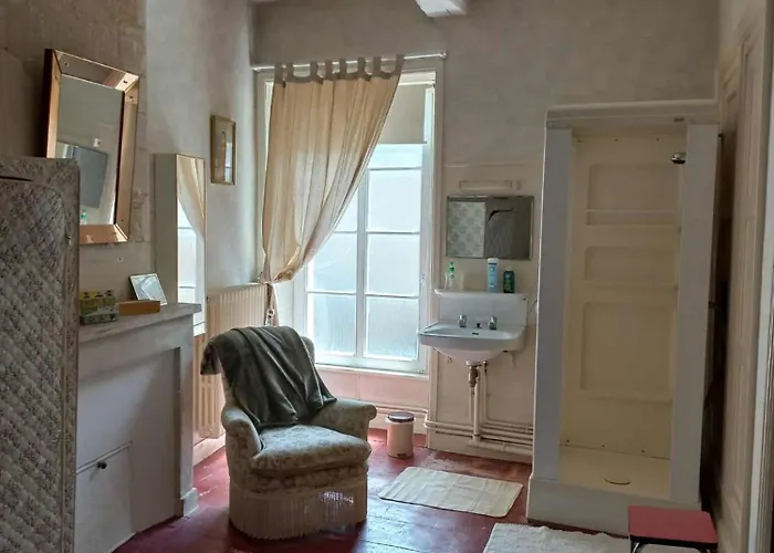 Au Pied De La Cathedrale * באיו