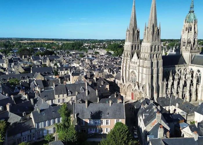 Au Pied De La Cathedrale לינה וארוחת בוקר באיו